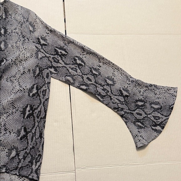 NWT entro Snakeskin Print Tie-Front Blouse with Bell‎ Sleeves. Light and flowy - Picture 3 of 4